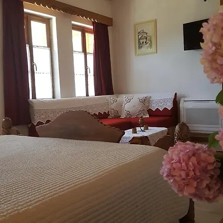 Hotel Gjirokastra 호텔