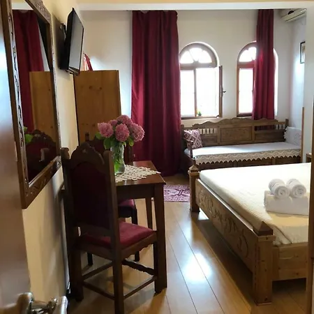 Hotel Gjirokastra 호텔 3*