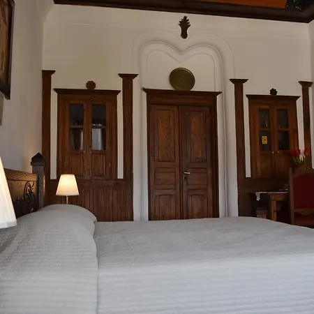 Hotel Gjirokastra 호텔 3*